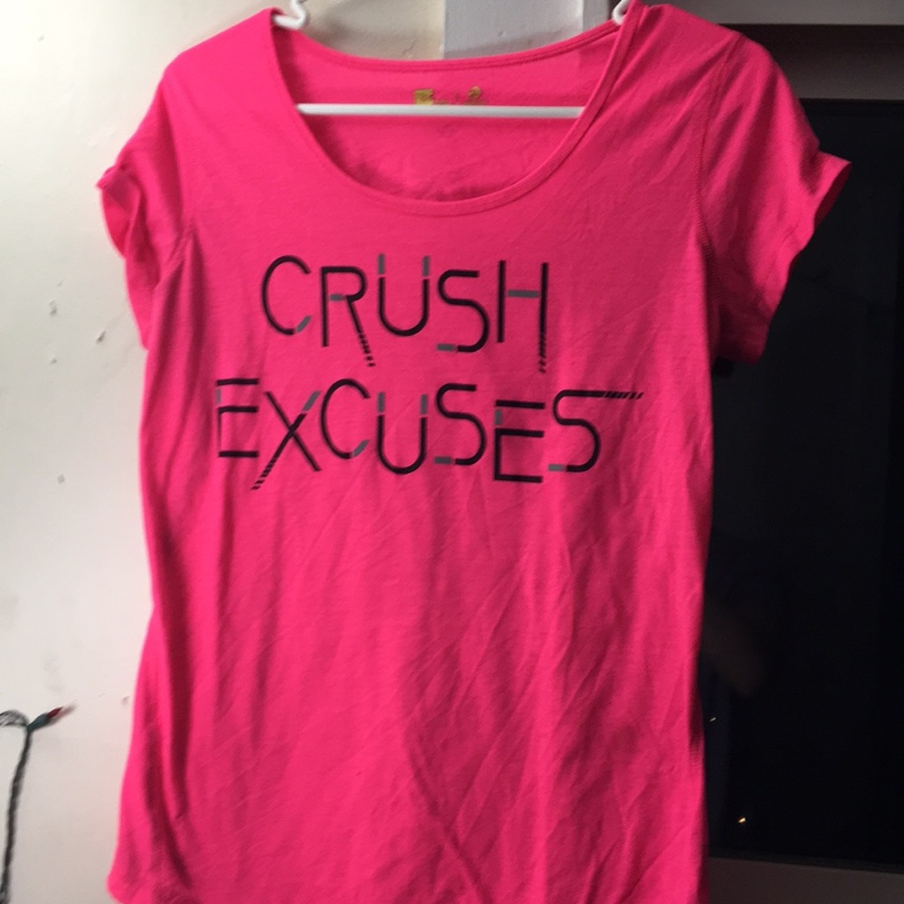 Neonpink T-shirt saying “crush excuses” worn 5